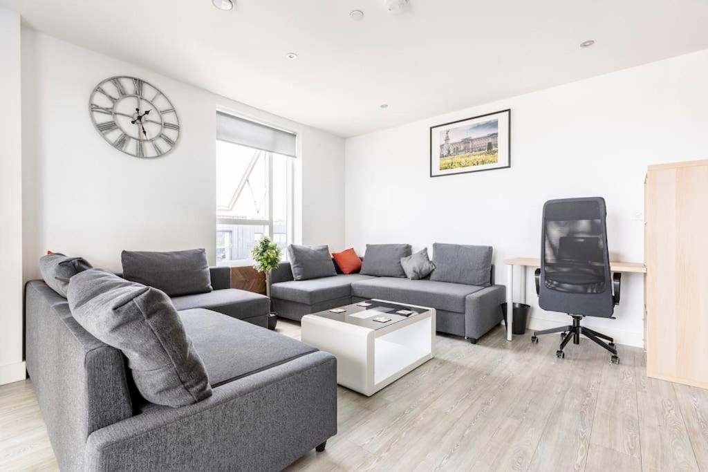Stylish & Comfortable Top-Floor Flat In Harrow 런던 외부 사진