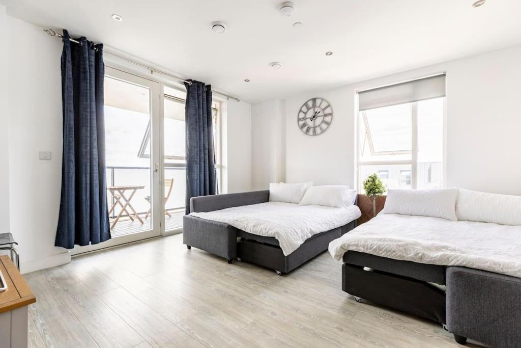 Stylish & Comfortable Top-Floor Flat In Harrow 런던 외부 사진