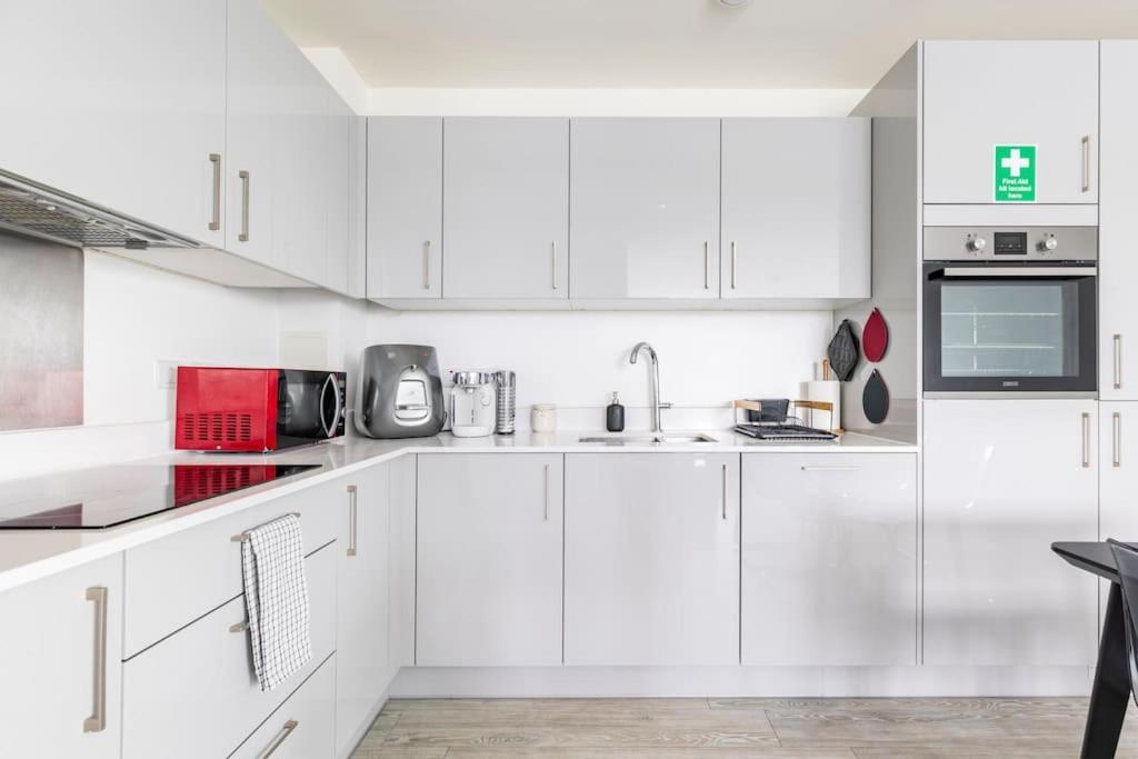 Stylish & Comfortable Top-Floor Flat In Harrow 런던 외부 사진