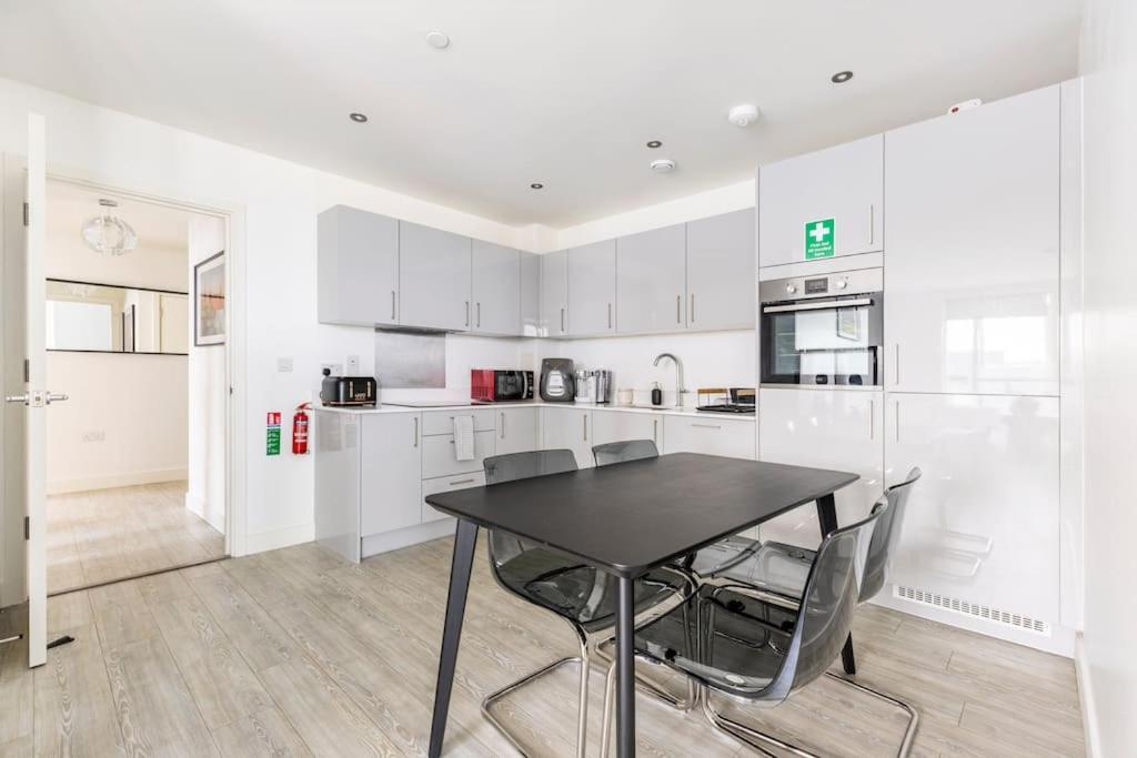 Stylish & Comfortable Top-Floor Flat In Harrow 런던 외부 사진