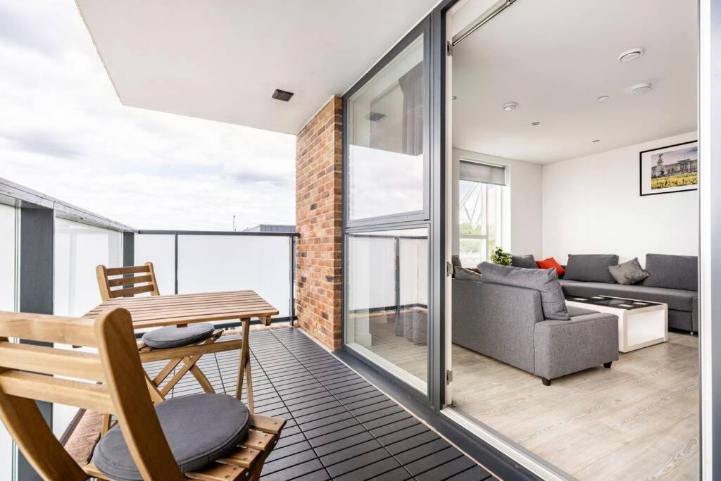 Stylish & Comfortable Top-Floor Flat In Harrow 런던 외부 사진