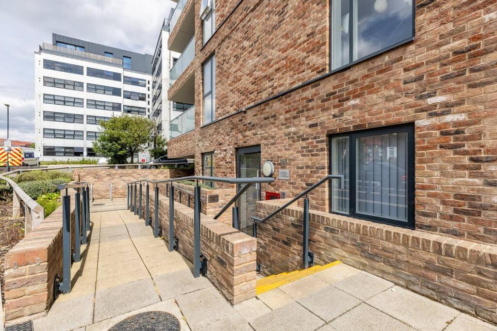 Stylish & Comfortable Top-Floor Flat In Harrow 런던 외부 사진
