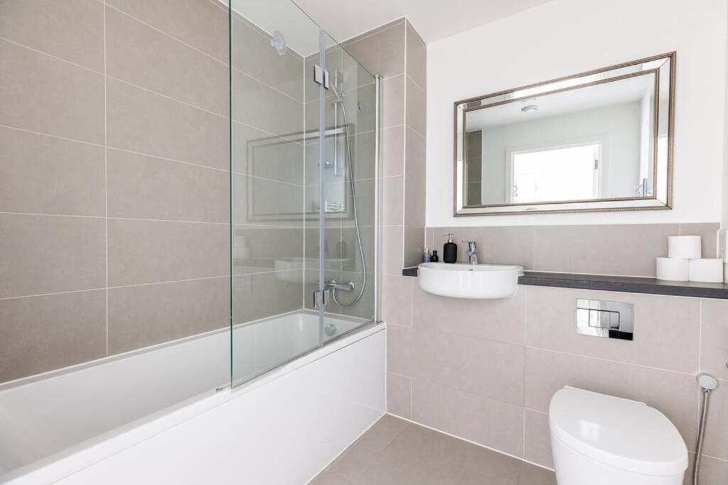 Stylish & Comfortable Top-Floor Flat In Harrow 런던 외부 사진