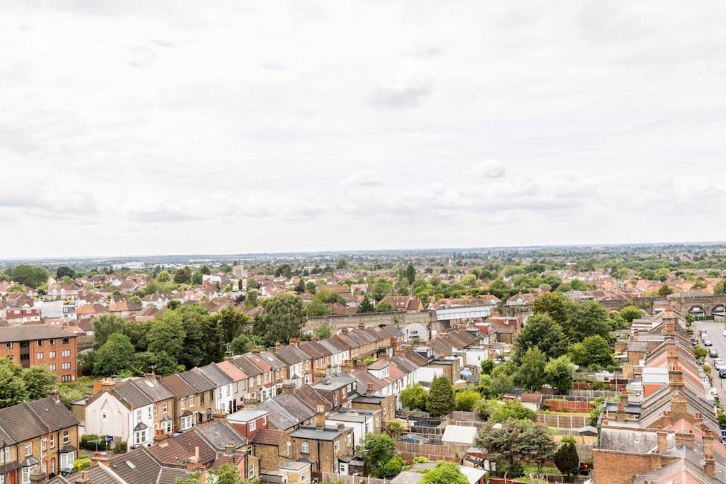 Stylish & Comfortable Top-Floor Flat In Harrow 런던 외부 사진