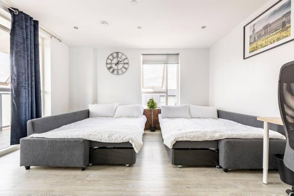 Stylish & Comfortable Top-Floor Flat In Harrow 런던 외부 사진